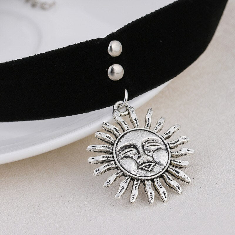 1PCs Vintage Women Gothic Leon The Professional Mathilda Necklace Girls Black Velvet Ribbon Retro Sun Shaped Choker Necklace