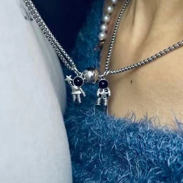 Creative Spaceman Couple Necklace 100 Languages I Love You Projection Pendant Necklace Lover Engagement Valentines Day Jewelry