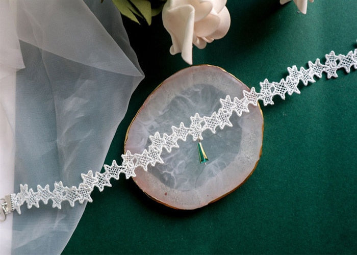 HUANZHI 2021 Sweet  Wavy Flower White Lace Imitation Pearl Pendant Clavicle Chain Choker Necklace for Women Wedding Jewelry