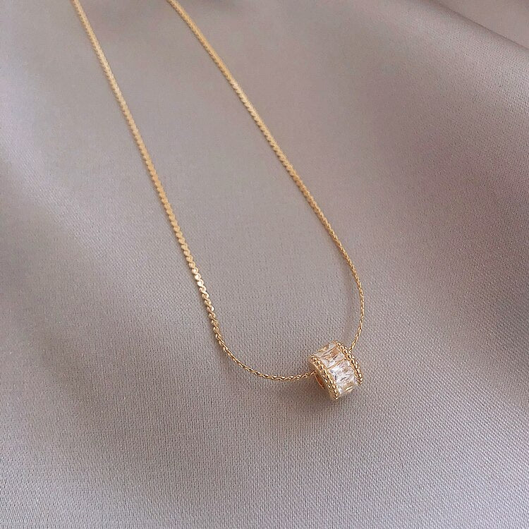 Korean design jewelry exquisite and small copper inlaid zircon pendant simple and elegant clavicle female necklace