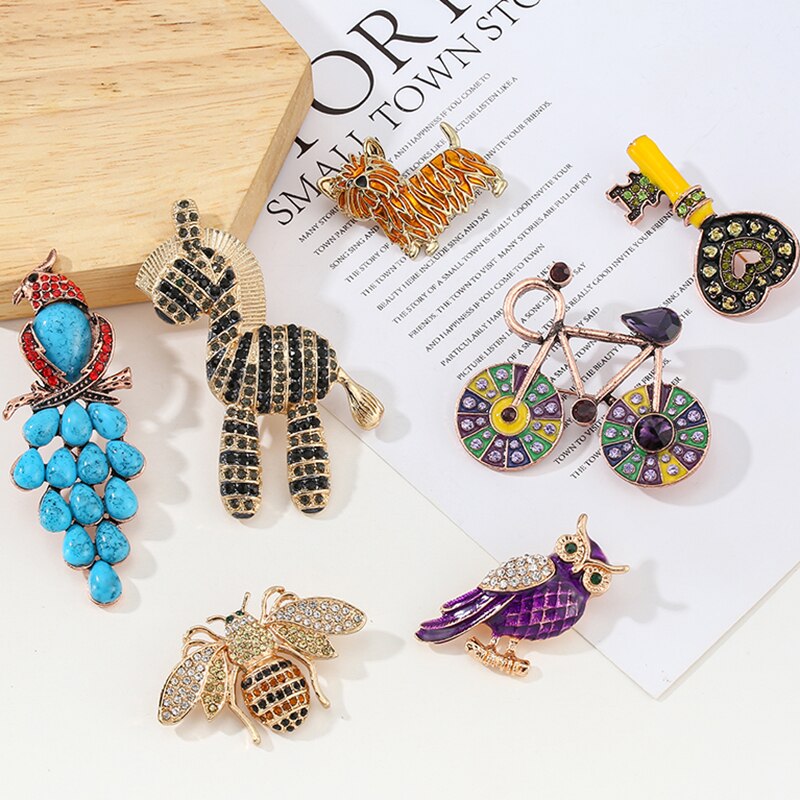 Lion Rhinestone Circle Brooches for Women Baroque Trendy Elegant Butterfly Brooch Pins Party Wedding Gifts