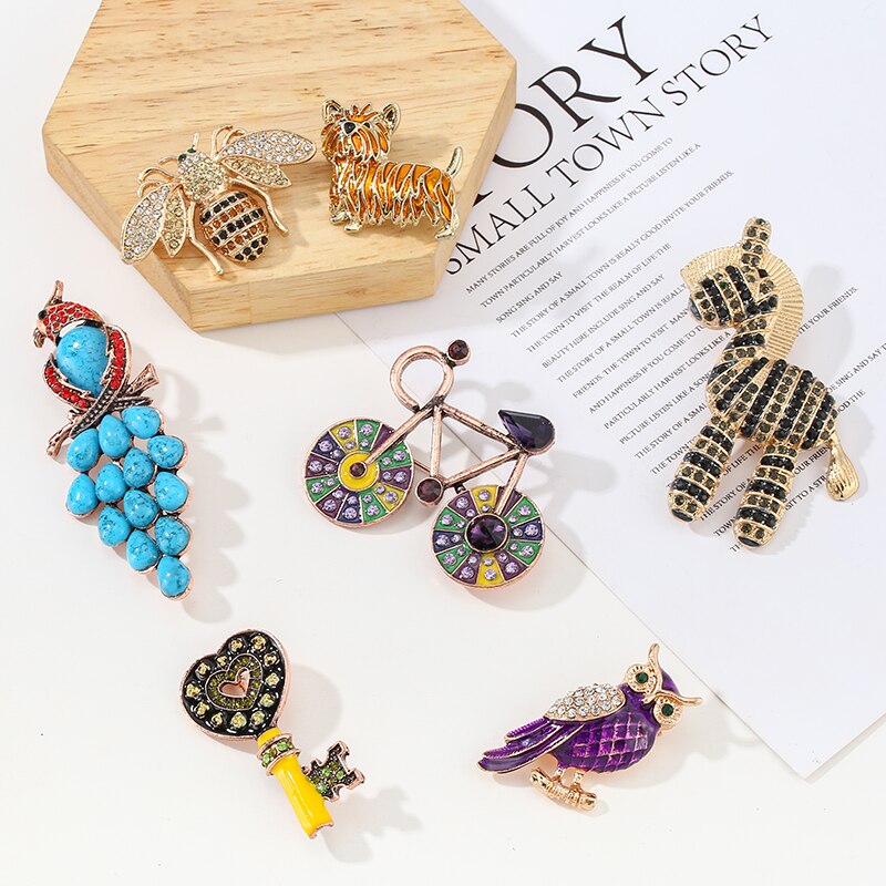 Lion Rhinestone Circle Brooches for Women Baroque Trendy Elegant Butterfly Brooch Pins Party Wedding Gifts