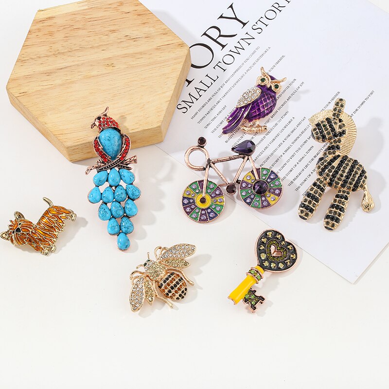 Lion Rhinestone Circle Brooches for Women Baroque Trendy Elegant Butterfly Brooch Pins Party Wedding Gifts