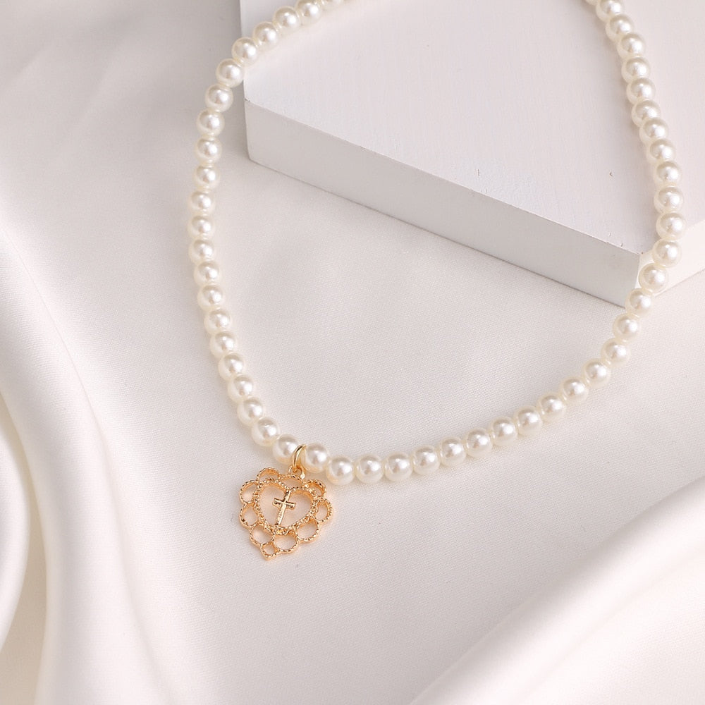 Retro Short Pearl Hollow Heart Necklace Clavicle Chain Choker Necklace for Women Bride Wedding Party Jewelry Accessories Gifts