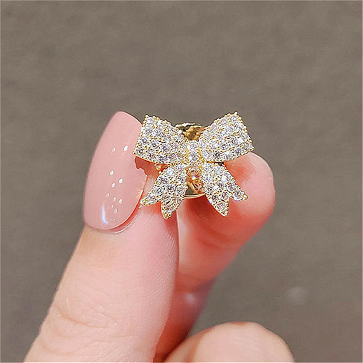 Delicate Full Rhinestone Bowknot Brooches For Women    Crystal Bow Shaped Buckle Pins Clothes Badge Wedding Jewelry