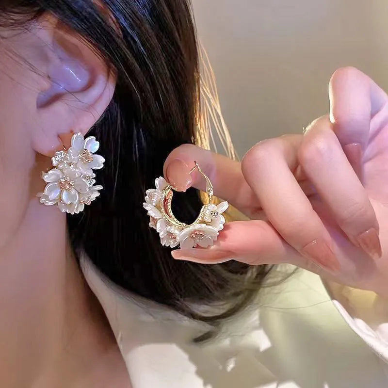 LATS   Exquisite White Flower Splicing Hoop Earrings for Women  Versatile C Earrings Korean Trend Elegant Jewelry