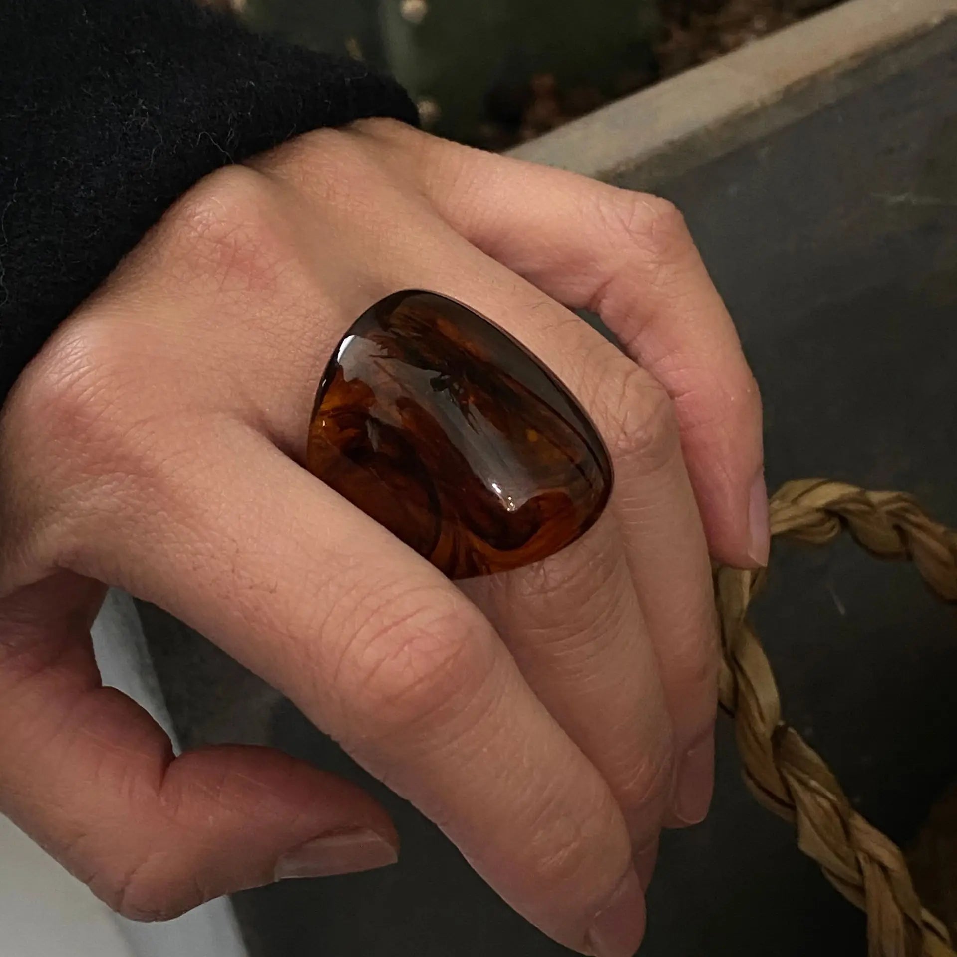 Vintage Large Finger Rings for Women Exaggerated Amber Color Resin Temperament Geometric Finger Ring Punk Jewelry - Image 1