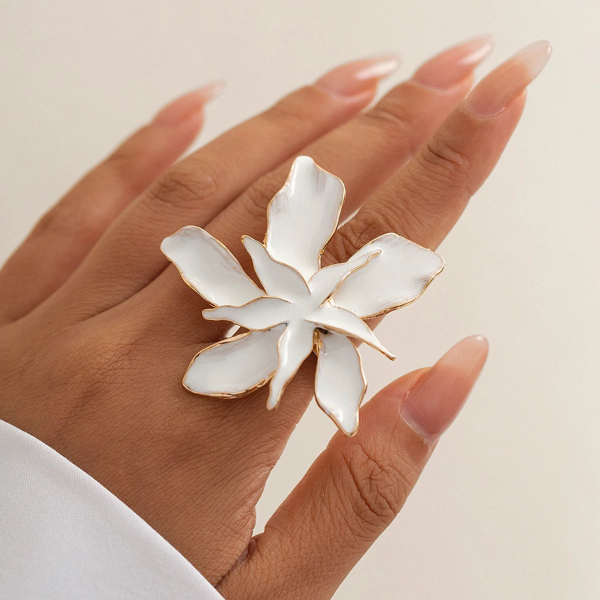 Elegant White Flower Rings for Women Vintage Big Petals Open Chunky Finger Ring Romantic Glazed Design Wedding Knuckle Jewelry - Image 1