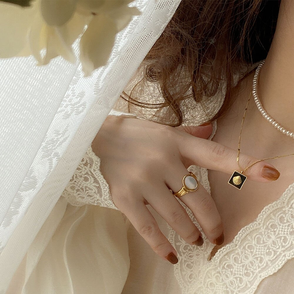 1PC Carved White Mother Oyster Pendant Necklace 18K Gold Plated Square Zircon Choker Color Retention Clavicle Chain Jewelry