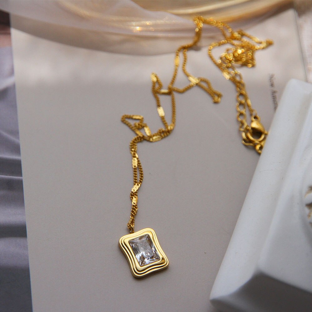1PC Carved White Mother Oyster Pendant Necklace 18K Gold Plated Square Zircon Choker Color Retention Clavicle Chain Jewelry