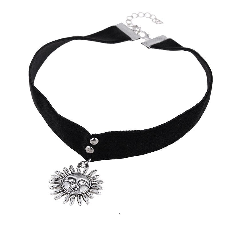 1PCs Vintage Women Gothic Leon The Professional Mathilda Necklace Girls Black Velvet Ribbon Retro Sun Shaped Choker Necklace