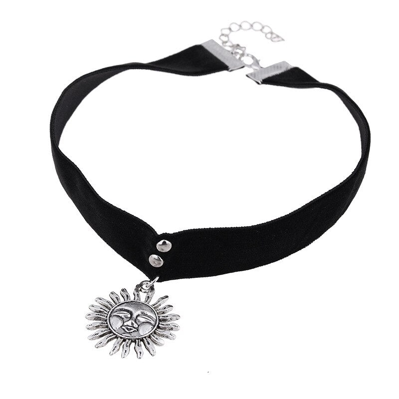 1PCs Vintage Women Gothic Leon The Professional Mathilda Necklace Girls Black Velvet Ribbon Retro Sun Shaped Choker Necklace