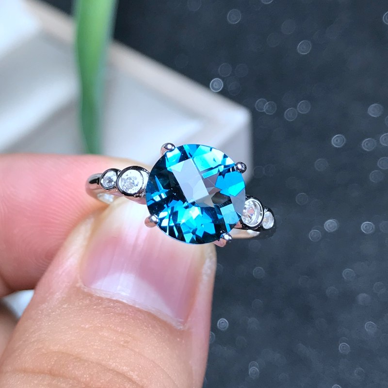 2 carats of the main stone Topaz's ring is 925 silver and beautiful.