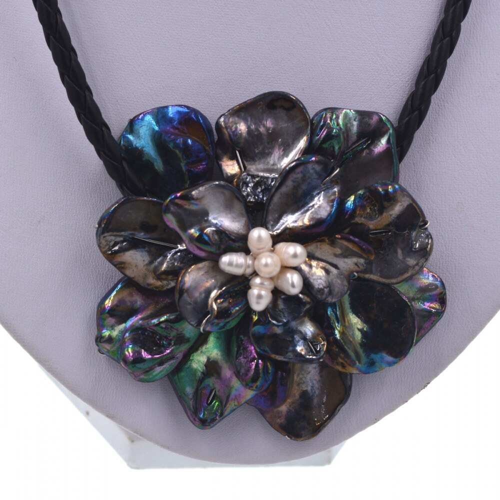 2021 Europe White Pearl and Black Baroque Shell Flower Necklace Brand Jewelry 2021