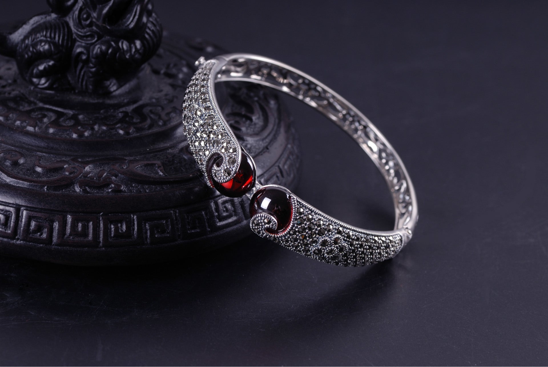2020 New Arrival Exotic Hot Style 925 Sterling Carve Patterns Or Designs On Woodwork With Pomegranate Barren Woman Bracelet