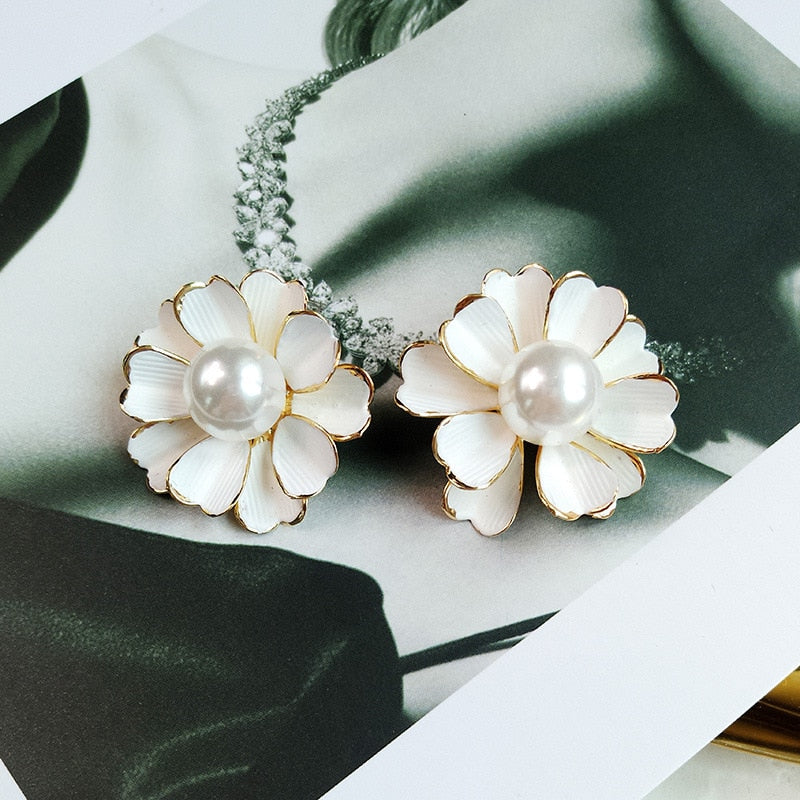 2020 New Fashion Spr Paint White Flowers Pearl Earring for Women Gold Color Leaf Stud Earring Elegant Brincos Gift