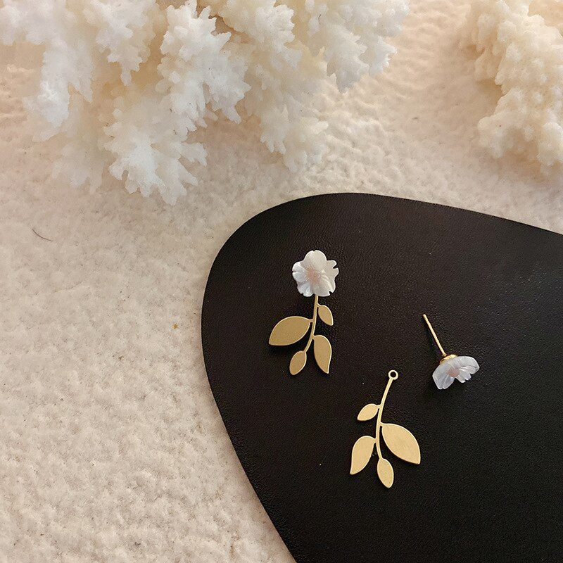 2022 Korean Design Jewelry Exquisite White Shell Flowers Golden Hollow Leaves Elegant Female Earrings