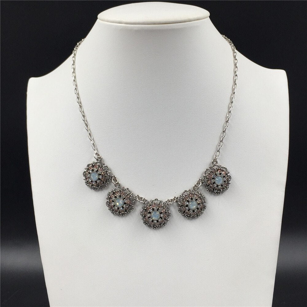 2022 Trend Bohemia Rhodium Color Plating Light Peach Mint Round Floral Five Pendant Statement Necklace For Women Party Deco