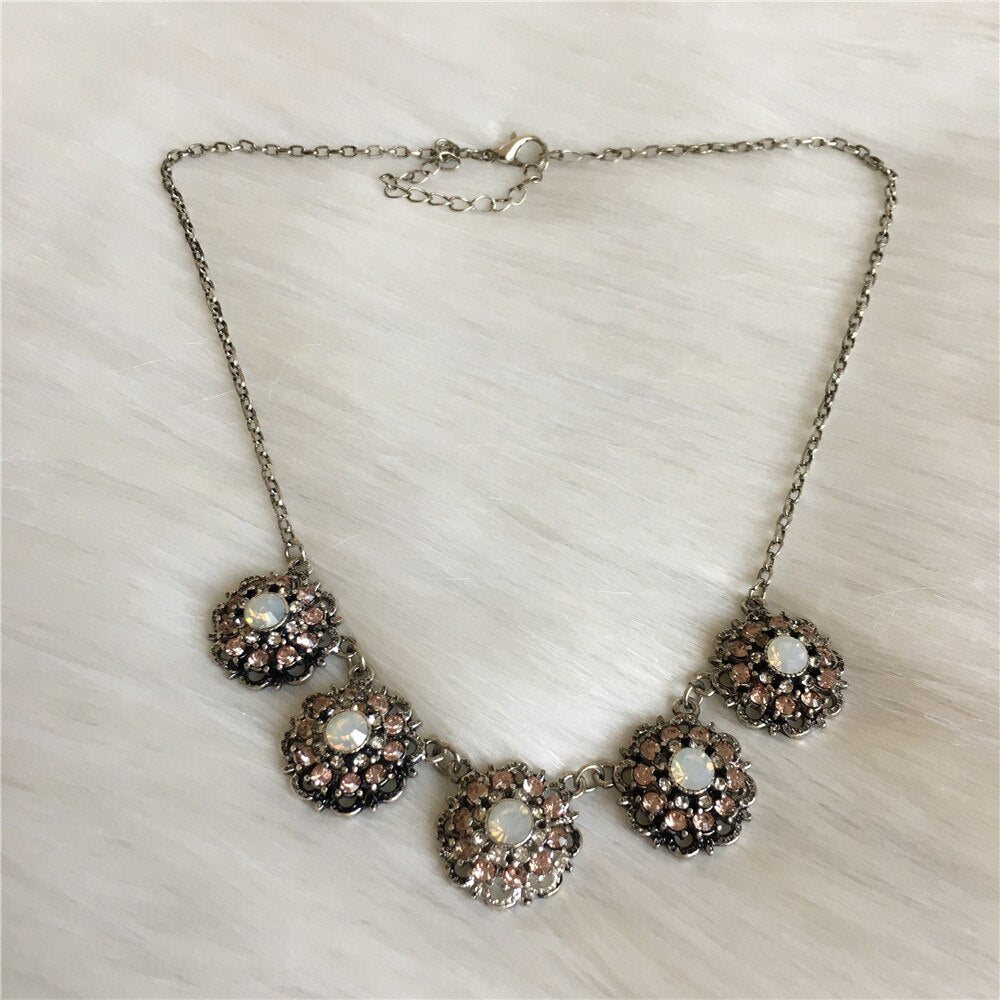 2022 Trend Bohemia Rhodium Color Plating Light Peach Mint Round Floral Five Pendant Statement Necklace For Women Party Deco