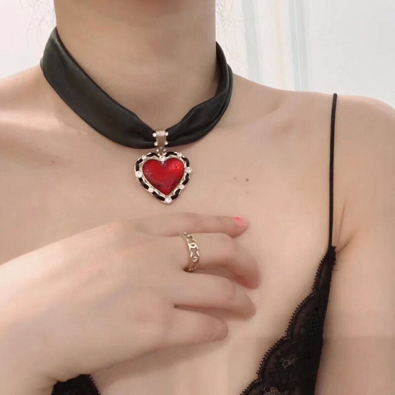 2021 Brand Jewelry Women Black Leather Chain Red White Heart Pendants Choker  Brand Short Gold Chain Party Jewelry