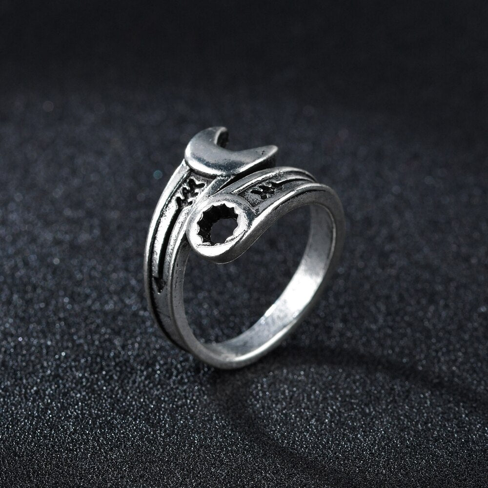 2021   Creative Silver Color Arrow Pattern High Quality Metal Mechanic Wrench Ring for Men Rock Biker Jewelry Gift