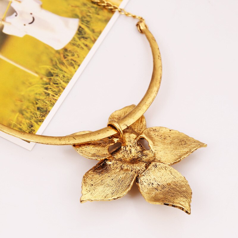 2022 Vintage Alloy Necklace For Women Retro Gold/Silver Plated Big Flower L Pendant Necklace Choker Necklaces XLL110