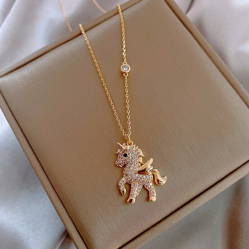 2021 nuevo lindo Animal colgante de collar para las mujeres temperamento caballo de diamantes de imitación perla carta cadena de clavícula chica regalo de joyas de fiesta