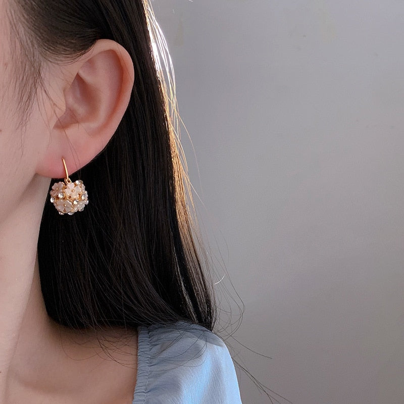 2022  White Flower Cluster FlowerDesign Basket Pendant Dangle Earrings Elegant Accessories For Womens Korean Jewelry