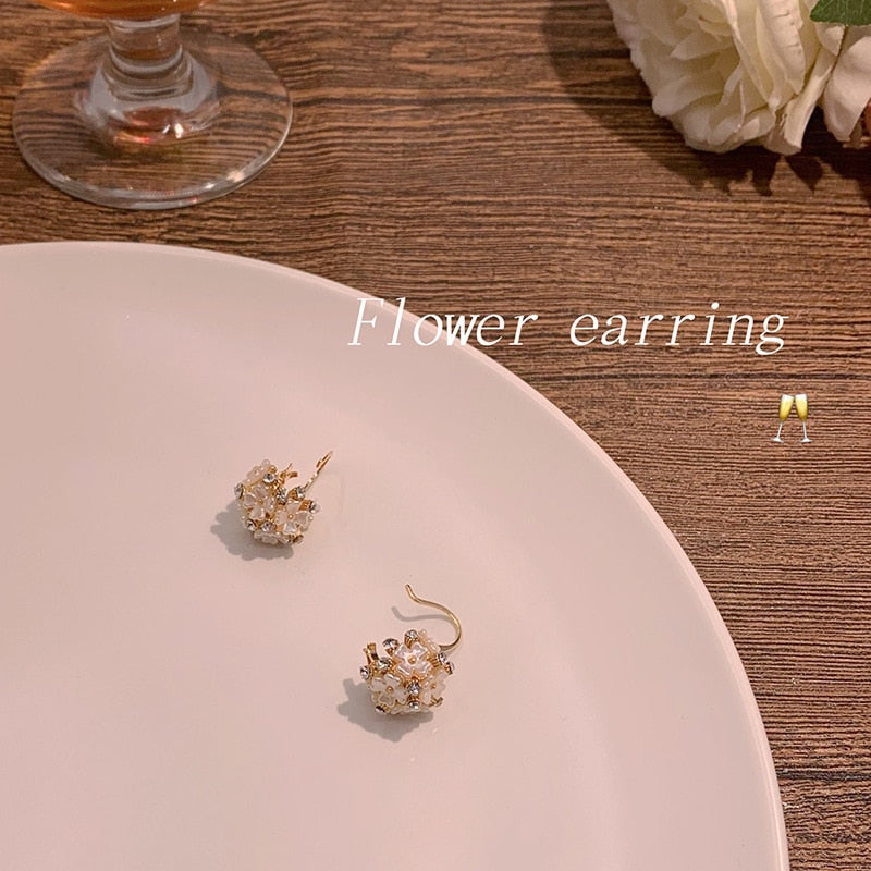 2022  White Flower Cluster FlowerDesign Basket Pendant Dangle Earrings Elegant Accessories For Womens Korean Jewelry