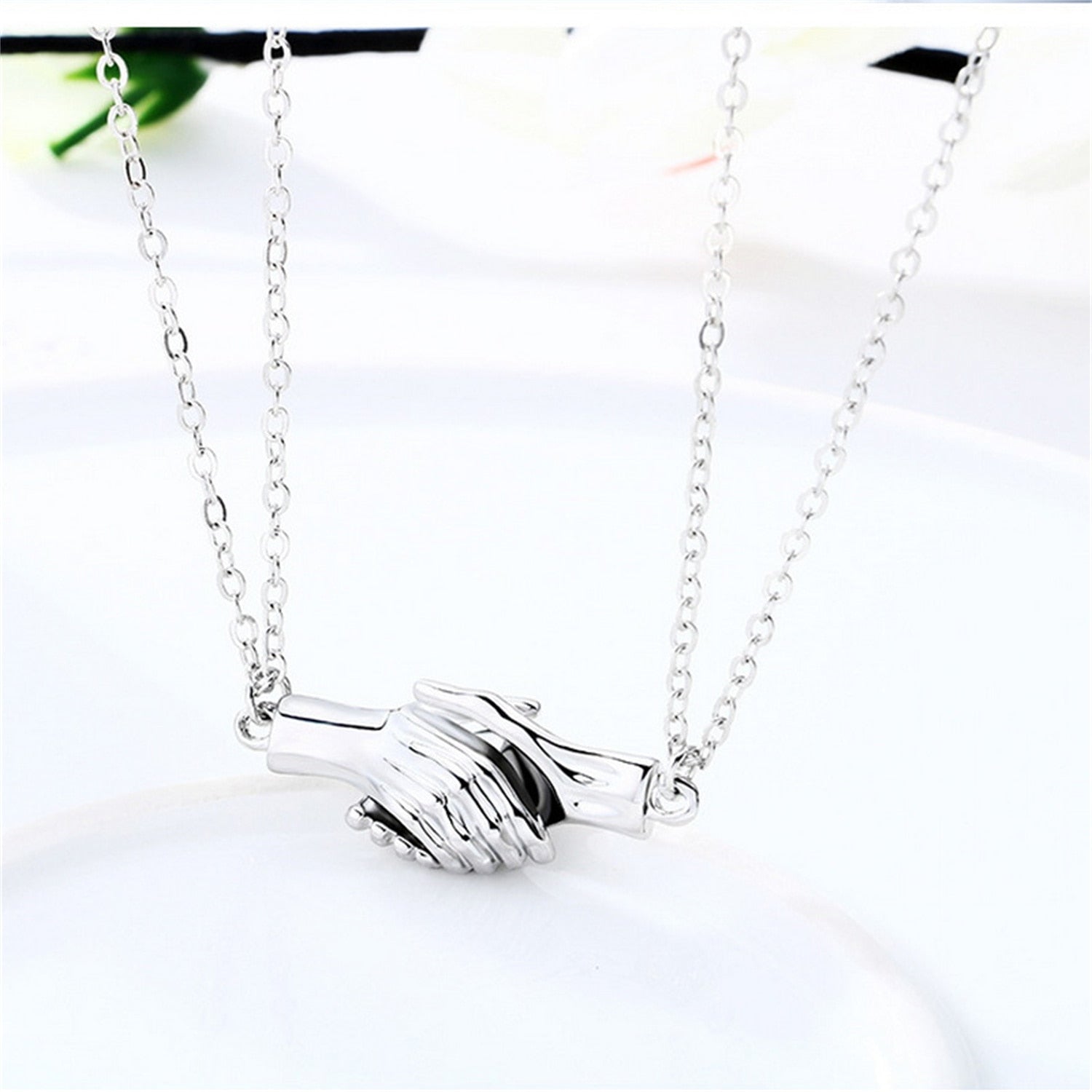 2Pcs Hold Hands Magnetic Couple Necklace Lovers Hand in Hand Pendant Necklace for Women Men Jewelry Gift 2021 Trend