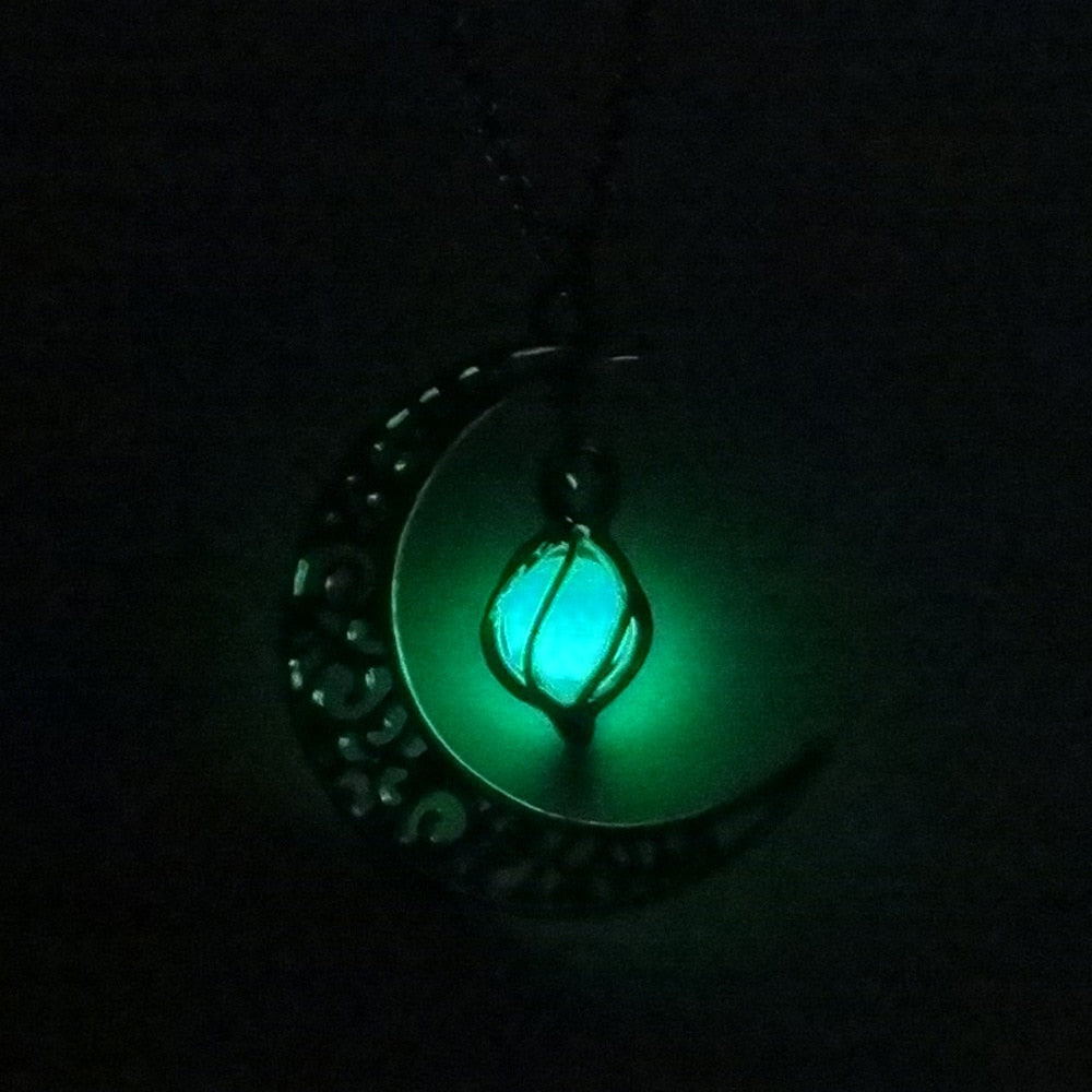 4 Colors Glow in the Dark Moon Necklace with Silver Color Crescent Moon Shaped Glowing Pendant Necklace for Christmas Gift