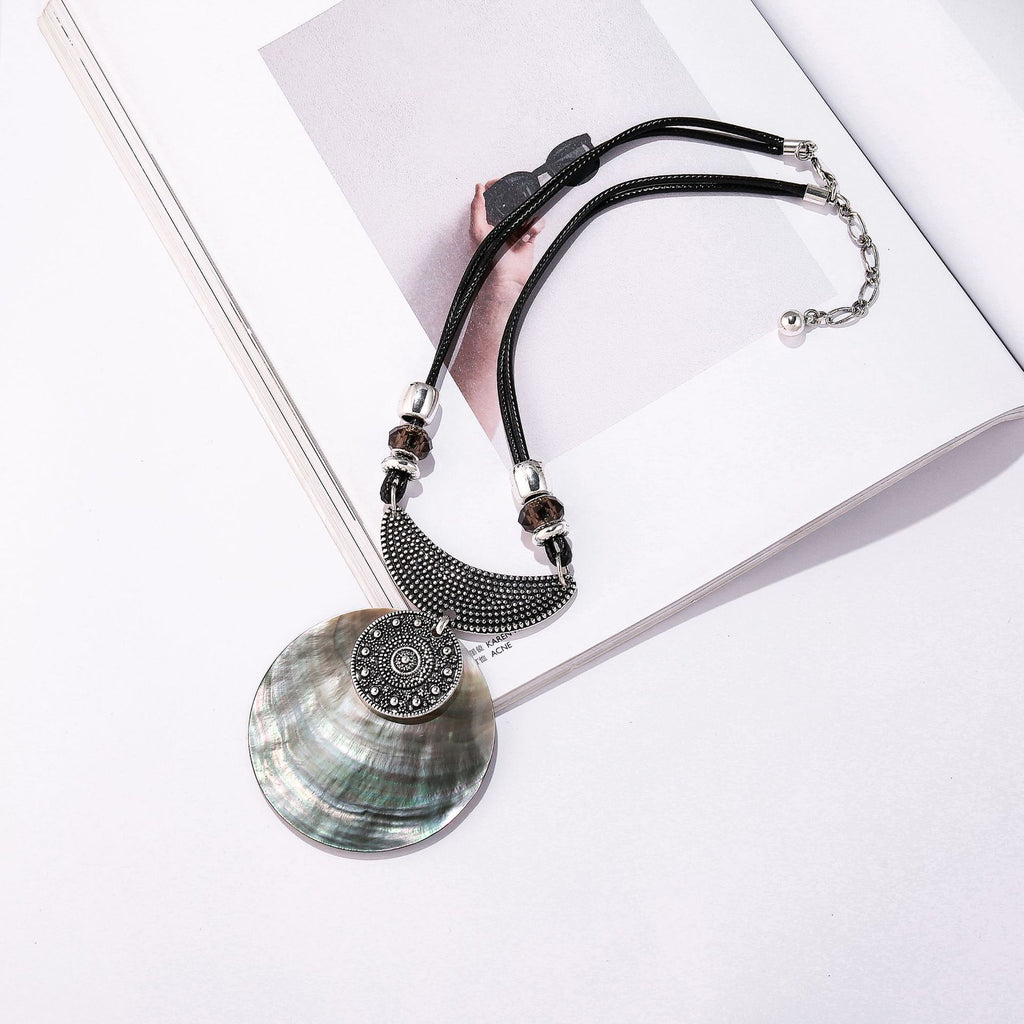 Amorcome Classic Women's Short Collar Necklaces Vintage Big Round Shell Pendants Choker Necklace with Black Leather Rope Jewelry