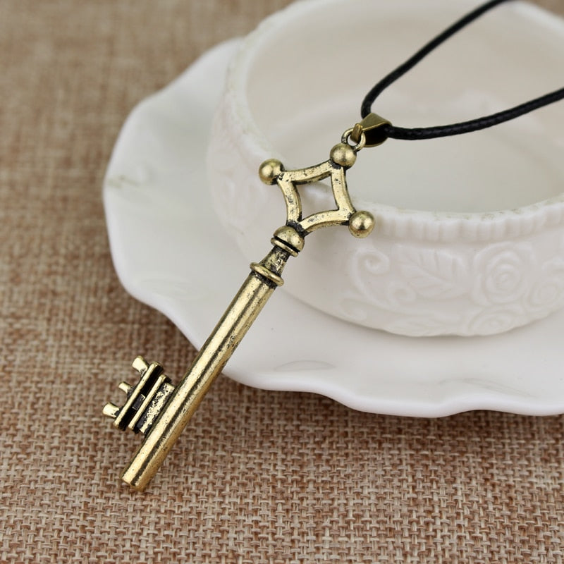 Attack On Titan Eren Key Necklace Vintage Metal Entering The Giant Logo Cosplay Jewelry Toy Costumer Gift Ornaments