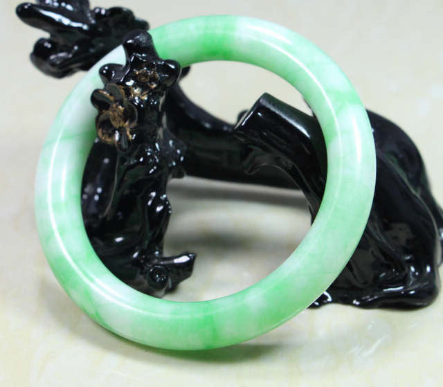 BEAUTIFUL CARVING GREEN WHITE JADEITE BRACELET BANGLE JADE GEMSTONE