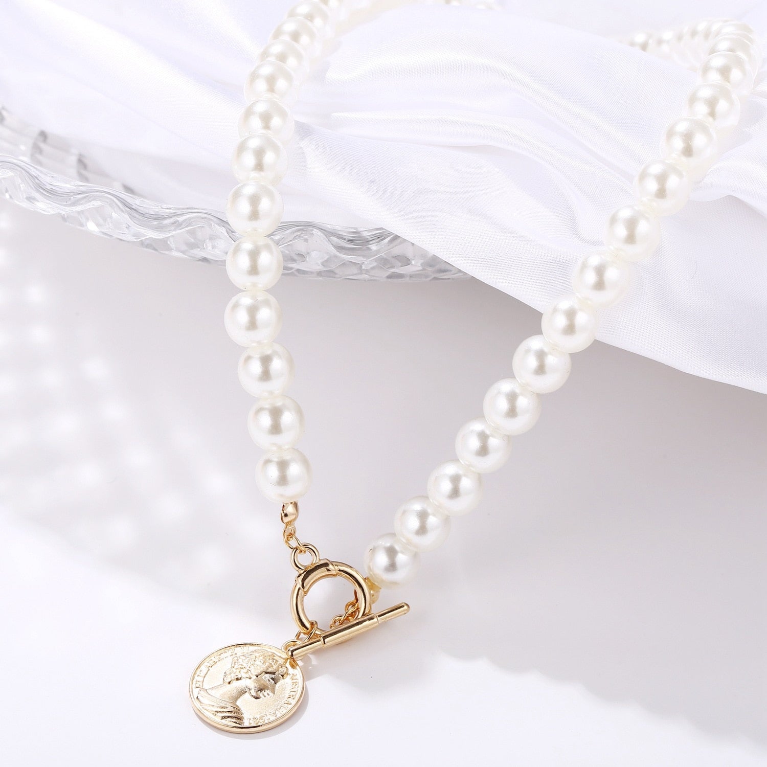 European and American artificial pearl coin pendant necklace creative retro simple collarbone chain