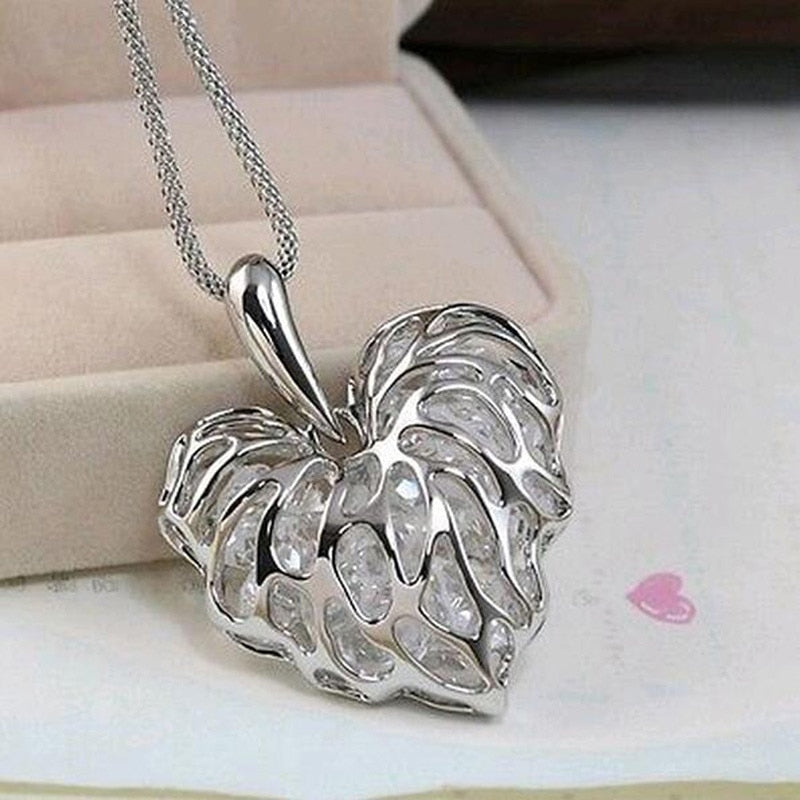 Recently, a woman full of gold silver heart-shaped crystal rhinestone pendant necklace sweater long chain necklace