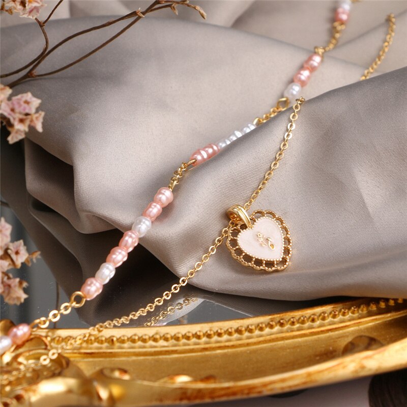 Gargantilla de perla Irregular blanca y rosa para mujer, collar con colgante de corazón esmaltado a la moda, joyería para fiesta y boda
