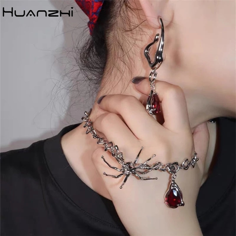 HUANZHI 2021 Punk Hip Hop Red Rhinestone Pendants Spider Metal Geometric Unisex Couple Insect Necklace for Women Men Party