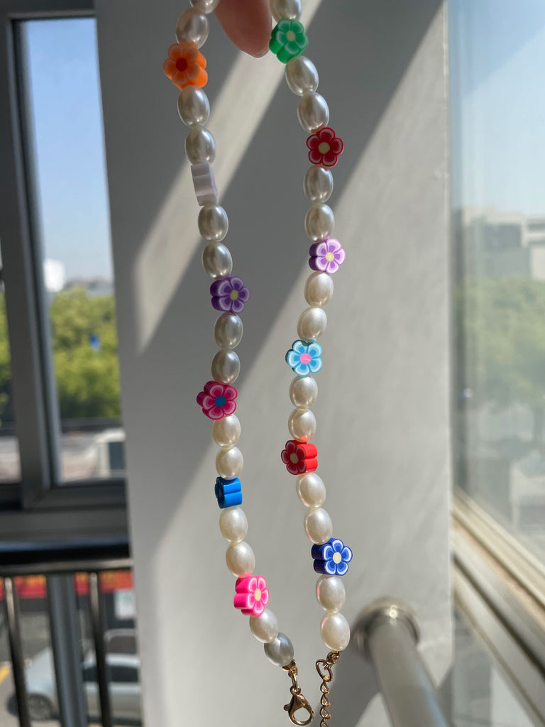 HUANZHI Bohemia Transparent Irregular Flowers Colorful Bead Pearl Pendant Metal Chain Necklace for Women Girls Vacation Jewelry