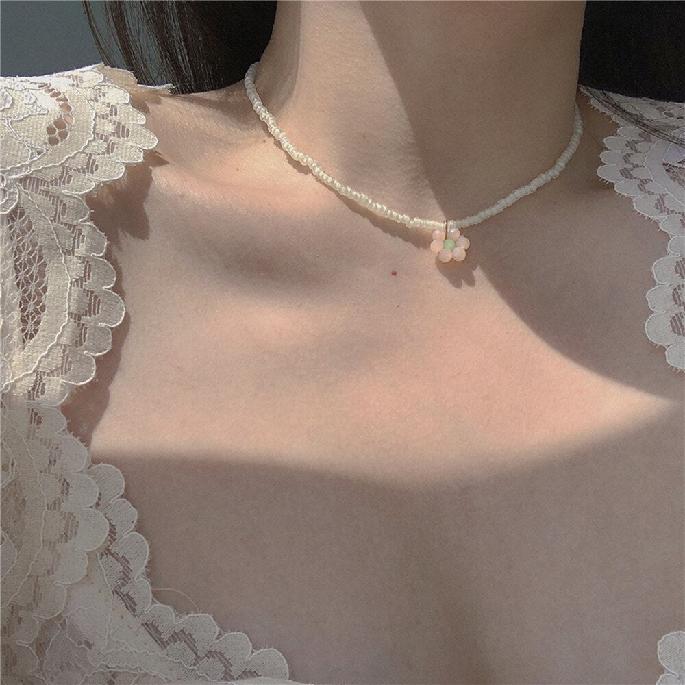 HangZhi 2022 Korean Sweet Colorful Acrylic Flower Little Daisy Pendant Bohemia Beaded Necklace for Women Party Jewellery