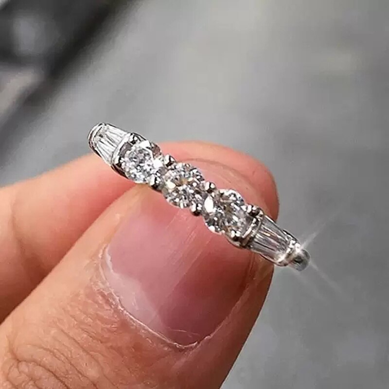 Huitan  Trendy Silver Color Engagement Rings for Women High Quality Shiny White CZ Stone Exquisite Gift Proposal Ring Jewelry