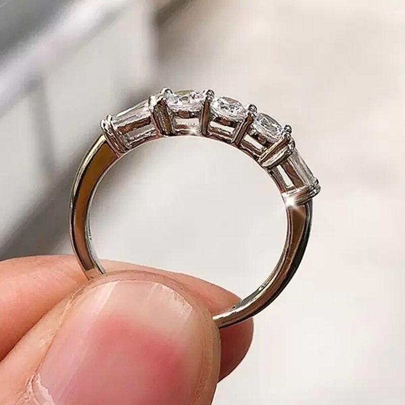 Huitan  Trendy Silver Color Engagement Rings for Women High Quality Shiny White CZ Stone Exquisite Gift Proposal Ring Jewelry