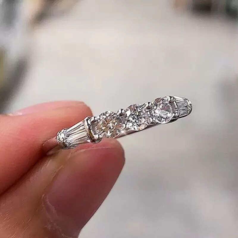 Huitan  Trendy Silver Color Engagement Rings for Women High Quality Shiny White CZ Stone Exquisite Gift Proposal Ring Jewelry
