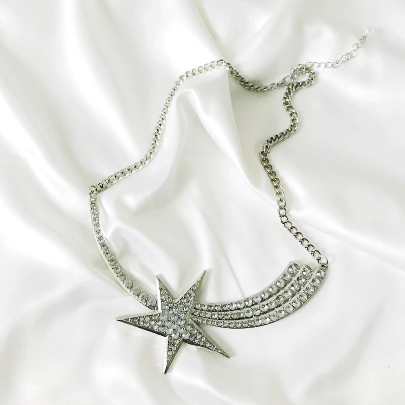 Hyperbole is beautiful only baroque punk personality temperament goes with charming necklace