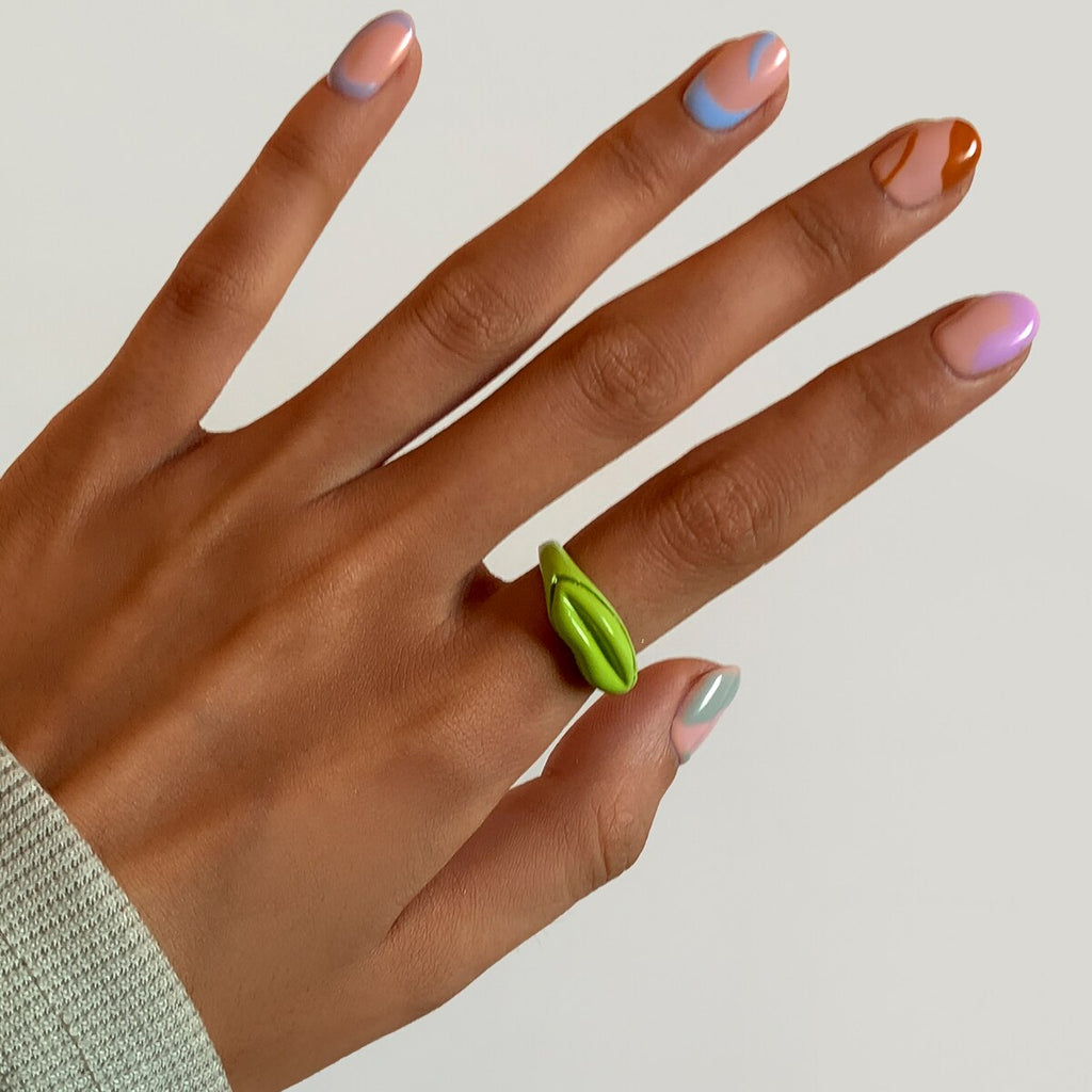 IngeSight.Z Colorful Punk Lips Shape Shape Knuckle Finger Rings for Women Girls Rainbow Mouth Lip Rings Hip Hop Party Jewelry