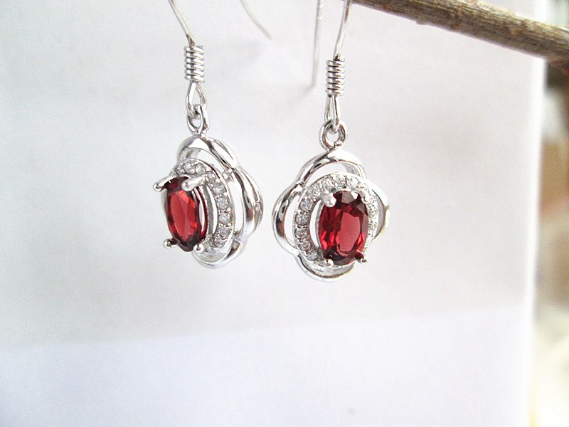 fine jewelry 925 Pure silver Madagascar garnet with high quality fire color and beautiful female ear nail