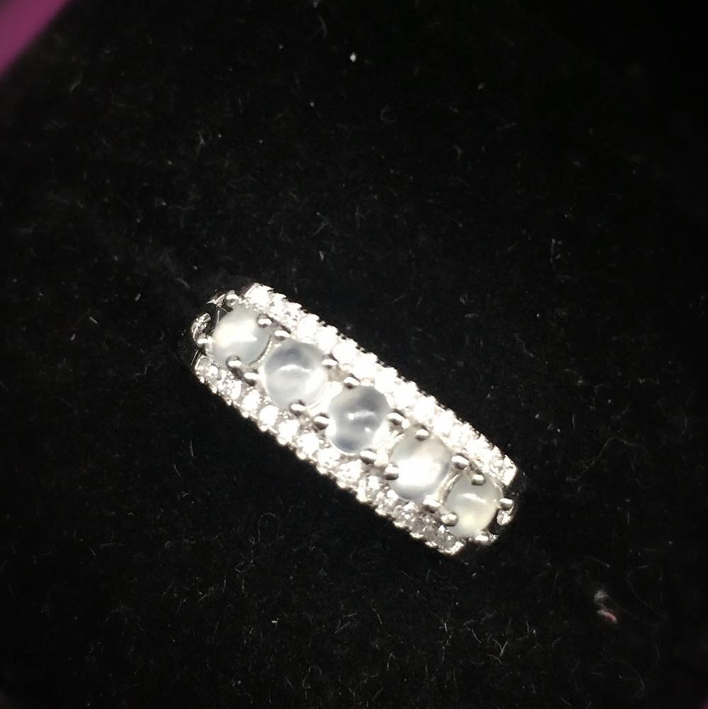 fine jewelry 925 Silver inlaid with natural emerald women's ring is optional.