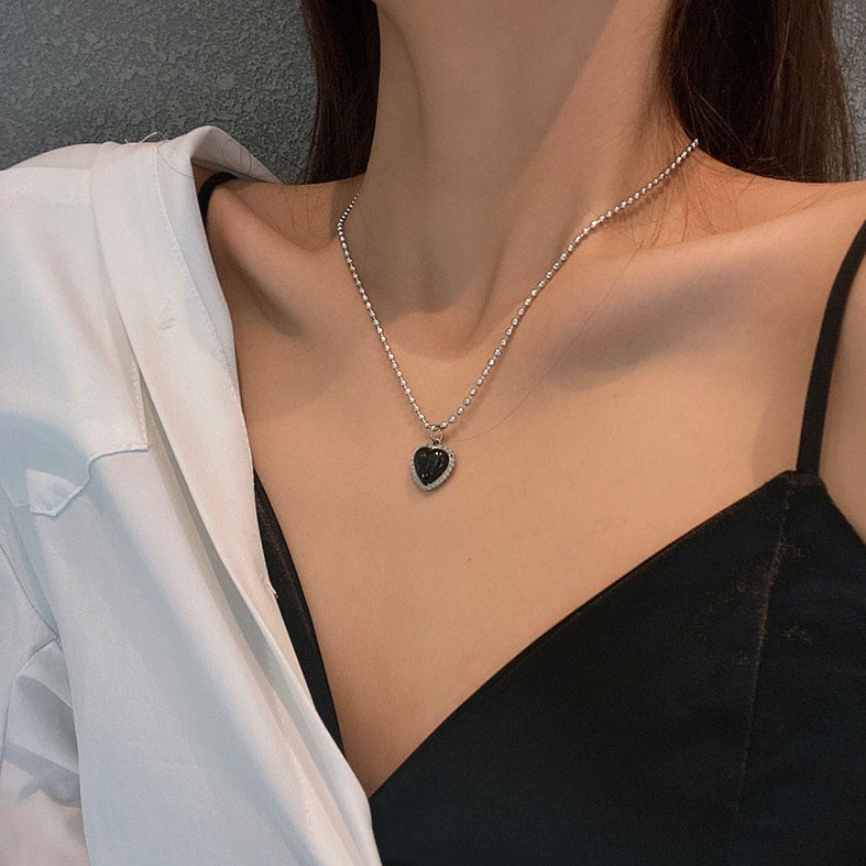 Kpop Black Heart Necklace French Metal Love Clavicle Chain Korean Simple Female Short Pendanklace Female Short Pendant for Women