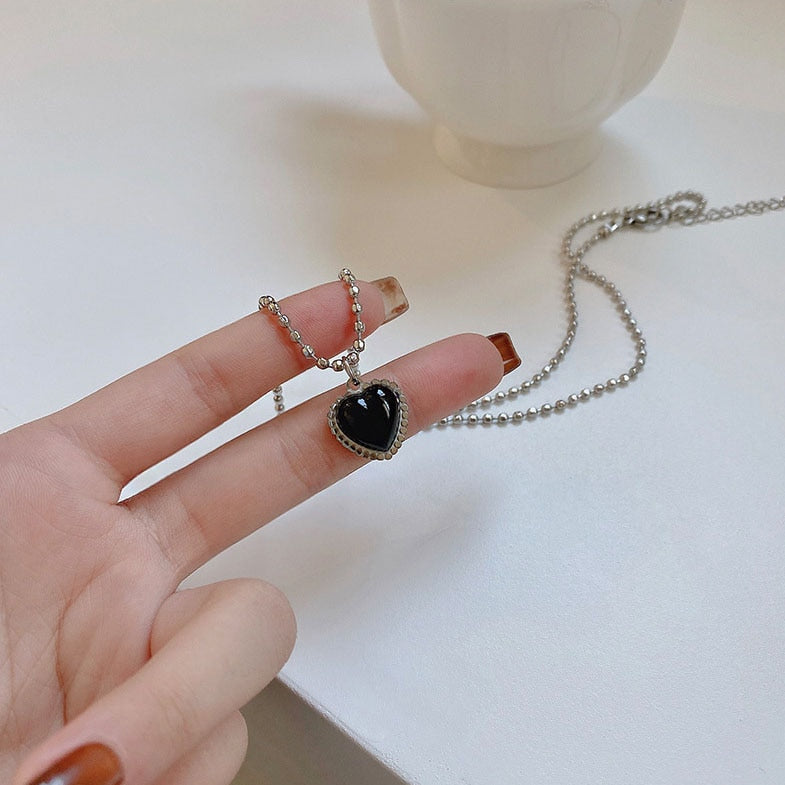 Kpop Black Heart Necklace French Metal Love Clavicle Chain Korean Simple Female Short Pendanklace Female Short Pendant for Women