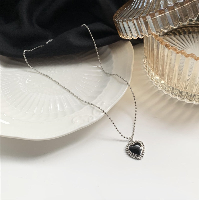 Kpop Black Heart Necklace French Metal Love Clavicle Chain Korean Simple Female Short Pendanklace Female Short Pendant for Women